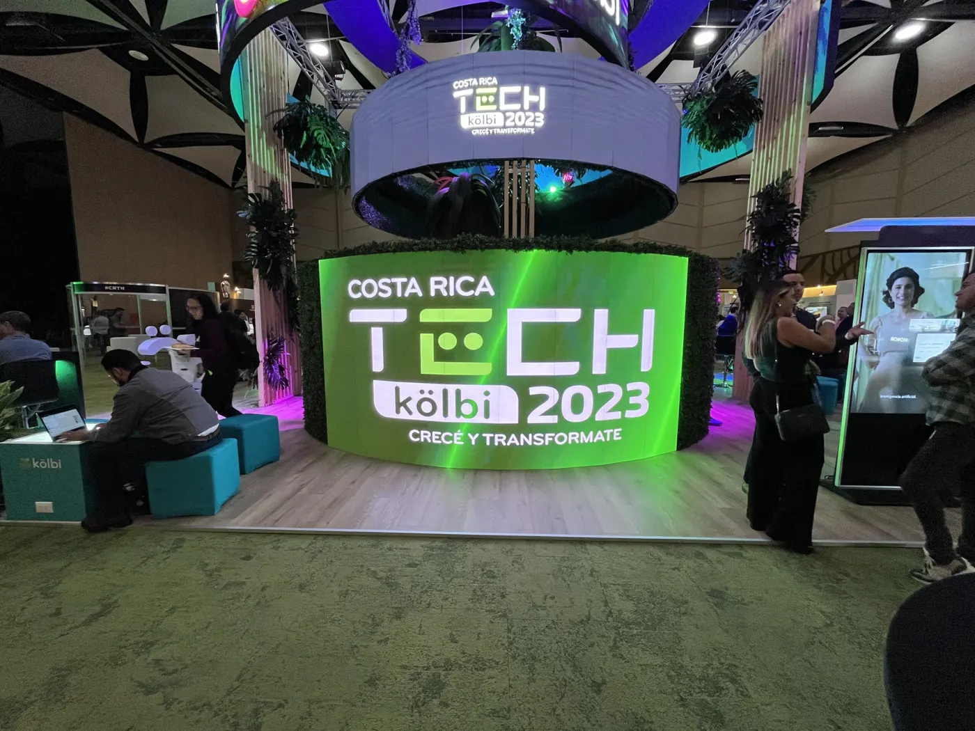 Costa Rica Tech kölbi 2023 — escenario y conferencias