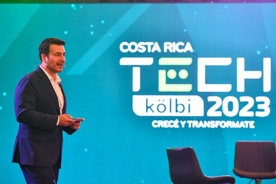 Costa Rica Tech kölbi 2023 — conferencia en el escenario principal
