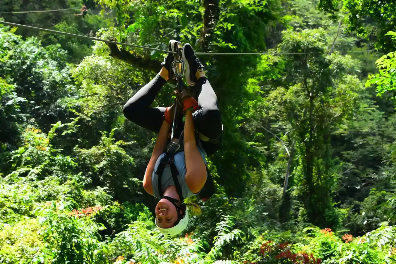 Grupo corporativo en canopy en Costa Rica
